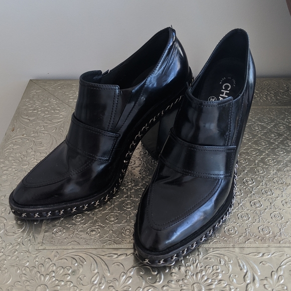 CHANEL patent leather chain-link ankle boot - Picture 12 of 14
